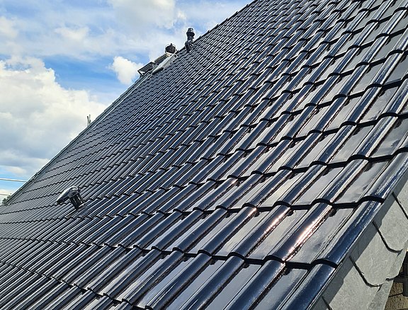Detailausschnitt der Dachdeckung mit Ravensberger Dachziegel.